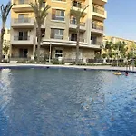 Stylish Oasis In New Cairo: 10 Min To Airport!