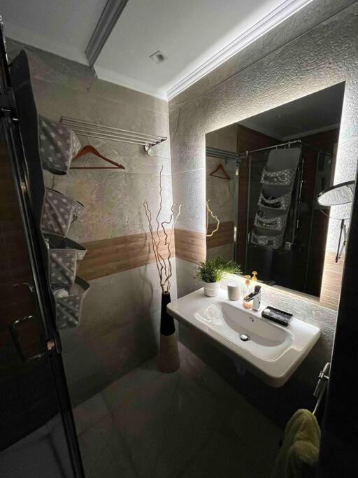 Stylish Oasis In New Cairo: 10 Min To Airport! Apartment Cairo